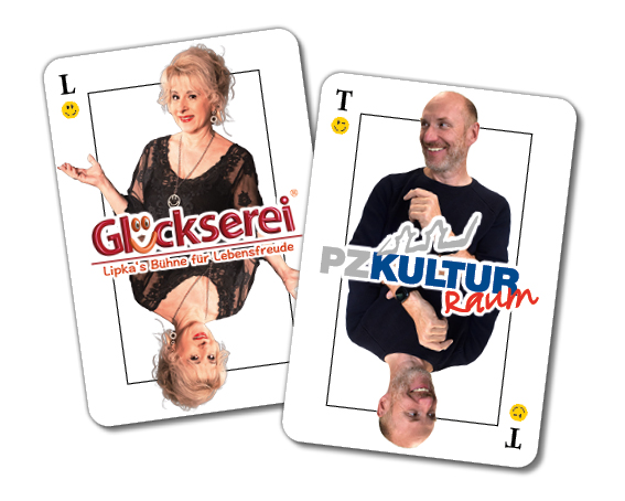 Spielkarten mit den Abbildungen einer Frau und eines Mannes, die Logos von Glückserei und PZKulturraum tragen.